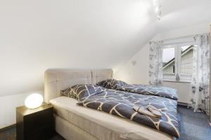 a bedroom with two beds and a window at Ferienwohnung Westfeld in Bestwig