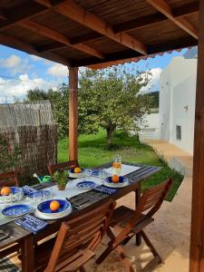 a wooden table with plates of oranges on it at Finca Can Paci in Santa Eularia des Riu