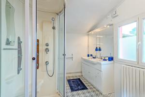 a bathroom with a shower and a sink at Ty Abéric maison en front de mer in Ploudalmézeau +21 photos