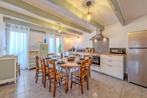 a kitchen and dining room with a table and chairs at Ty Abéric maison en front de mer in Ploudalmézeau