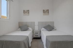 ein Zimmer mit zwei Betten und einem Fenster in der Unterkunft Casa Sofia in Roche + 18 Fotos