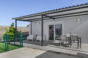 ein Pavillon mit Tisch und Stühlen auf einer Terrasse in der Unterkunft Casa Sofia in Roche