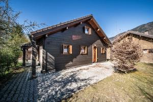 a home with a black house with a driveway at Chalet 6p Confort - Le Morlay in Verchaix