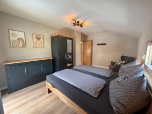 a bedroom with two beds and a couch at Landhaus Steinrose in Bodensdorf