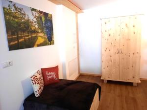 a bedroom with a bed and a painting on the wall at Peter Paul Domblick Erdgeschoss in Appiano sulla Strada del Vino