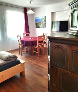 a living room with a table and a dining room at Peter Paul Domblick Erdgeschoss in Appiano sulla Strada del Vino