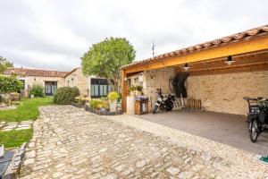 a stone walkway in front of a house at le chai de la lumineuse in Saint-Pierre-dʼOléron