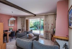 a living room with a couch and a table at Villa 100 m from the beach in Roda de Bará