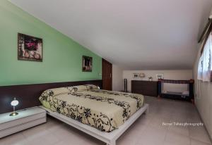a bedroom with a large bed and a bathroom at Villa 100 m from the beach in Roda de Bará +22 photos