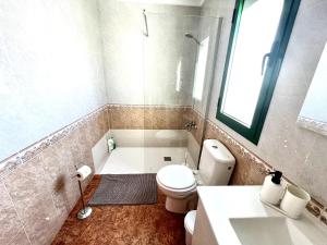 a bathroom with a toilet and a tub and a sink at Kalendra Jable in Guatiza