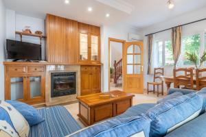 a living room with a blue couch and a fireplace at Lago y Playa in Port d'Alcudia