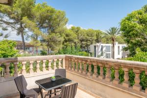 a patio with a table and chairs on a balcony at Lago y Playa in Port d'Alcudia