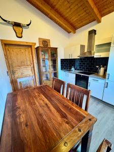 a kitchen with a wooden table and chairs at Tiny Rooster Lodge in Alt Duvenstedt