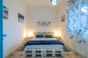 a bedroom with a large bed with blue pillows at Villetta Granelli in Granelli