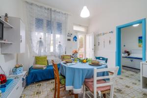 a kitchen and dining room with a table and chairs at Villetta Granelli in Granelli