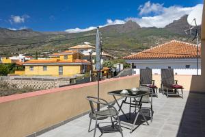 a patio with chairs and a table on a balcony at Fewo Arafo in Güimar