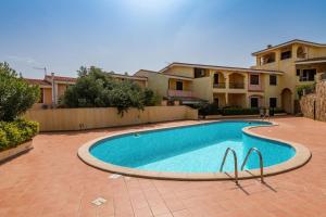 a swimming pool in the middle of a yard at Appartamento Isabel in Villasimius