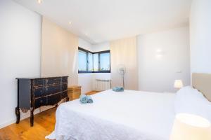 a bedroom with two beds and a dresser at Es Nautic in Porto Cristo