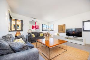 a living room with a couch and a table at Es Nautic in Porto Cristo