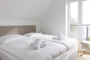 a white bed with towels on top of it at Strandroggen in Böhl