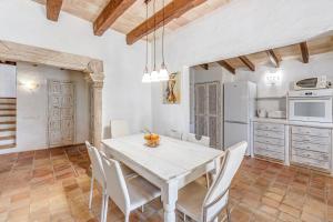 a kitchen and dining room with a table and chairs at Son Del Rio Nou in Pollença