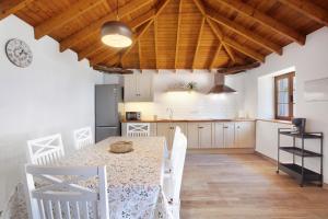 a kitchen and dining room with a table and chairs at Casa Marhec in Sauzal