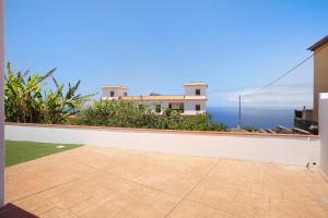 a view of the ocean from the balcony of a house at Casa Marhec in Sauzal