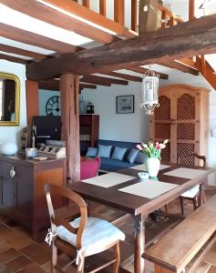 a kitchen and living room with a table and chairs at Maisonnette Cocooning en Sologne in Gy-en-Sologne +7 photos