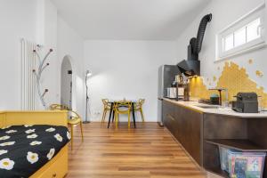 a kitchen with a counter and a table with chairs at Honey Home With Parking in Laives