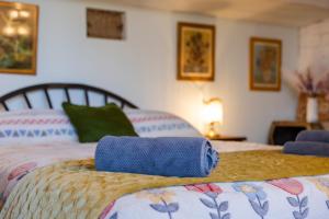 a bed with two blue towels on top of it at La Fabriqueta Apartament Loft in Ríudecañas