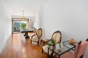 a living room with a table and chairs at Carmelo y Carmela 5 in Teror