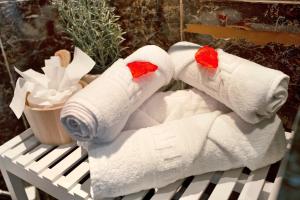 two rolls of towels sitting on a bench at Carmelo y Carmela 5 in Teror
