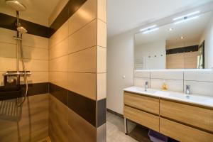 a bathroom with a sink and a mirror at Chalet du Piedmont in Cornimont