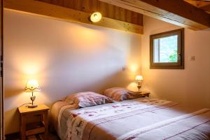 a bedroom with a bed and two lamps on tables at Chalet du Piedmont in Cornimont