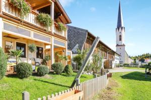 a church and a building with a church steeple at Ferienwohnung Parzinger 2 in Chieming