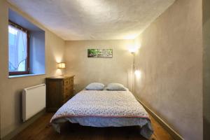 a small bedroom with a bed and a dresser at Gîte Les Dames in Mens
