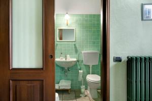 a bathroom with a toilet and a sink at Casa Vacanze il Ginepro in Sinio