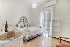a bedroom with a bed with a hat on a table at M3 room in Nikiana