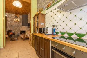 a kitchen with a counter and a living room at Ca La Pascola in Guimerá