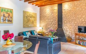 a living room with a couch and a table at Casa Futbol in Sóller