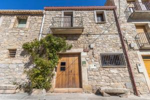 an old stone building with a wooden door at Ca La Pascola in Guimerá