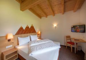 Tempat tidur dalam kamar di Alpen-Apart