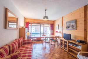 a living room with a couch and a table at Serre-chevalier Vallée - Briançon in Briançon