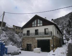 a house in the snow with a car parked in front at Kabila Enea 2 in Uztárroz