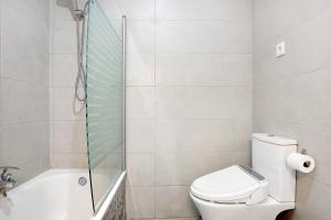 a bathroom with a toilet and a shower at Piso Pablo in Barbate +14 photos