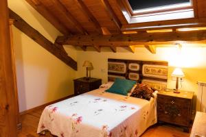 a bedroom with a bed in a room with wooden ceilings at Kabila Enea 2 in Uztárroz