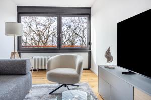 a living room with a chair and a television at Al Mare in Wunstorf