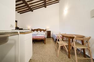 a kitchen and dining room with a table and a bed at Il Podere Del Ponti - Paduletto in Casa Paduletto