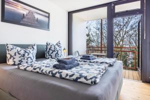 a bedroom with a bed with blue and white pillows at Al Mare in Wunstorf