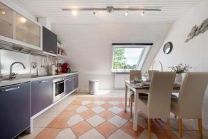 a kitchen and dining room with a table and chairs at Harmonie Hof in Oyten
